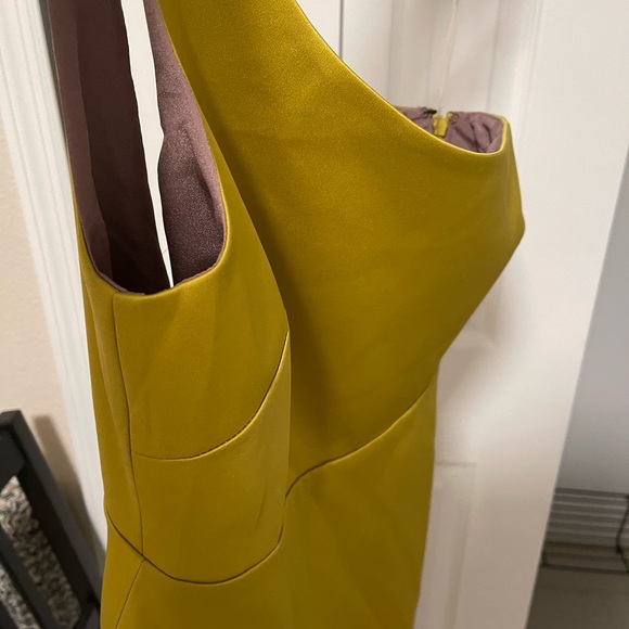 Very delicate and soft one shoulder dress - Picture 10 of 10